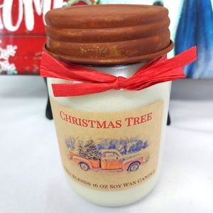 Candle in the scent of Christmas Tree